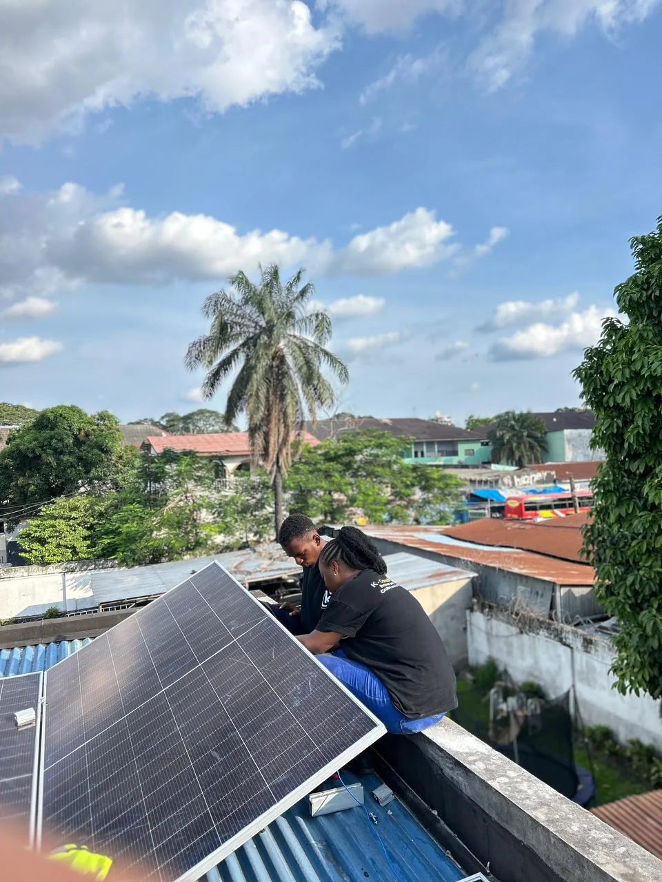 Installation de panneaux solaires par l’équipe K-Consulting Innov